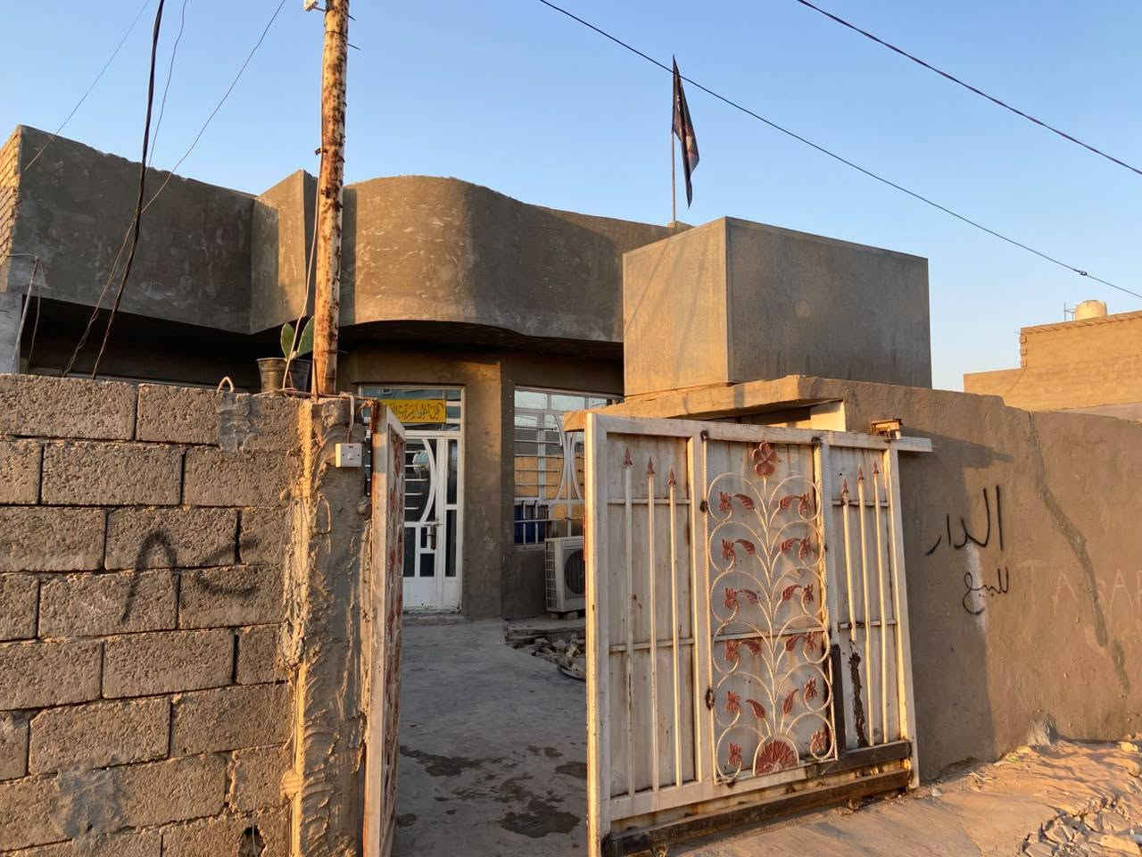 سلام عليكم عندي دار للبيع مساحه200 العنوان بغداد الكرغوليه سدة جبور معمل أبو غزوان القديم بيت قريب على لسدة لبيت يحتوي على 3غرف 🛌 و حمام2🛁 و يحتوي على ترك2 حلو كلش حلو لبيت ونضيف الرقم ***********بي وتساب السعر64وبي مجال🫰🤌😱😱
