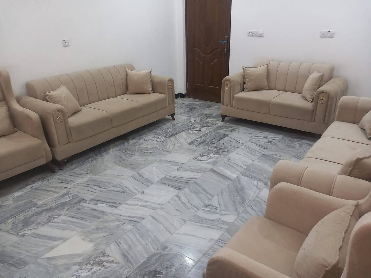 🤍 تخم للبيع نظيف استعمال قليل 10 مقاعد 
5 قطع سعر 700 وبيه مجال للناس الطيبة 
عنوان كاظمية شاطئ التاجي، فرع حجي فاضل 🤍
رقم ***********
