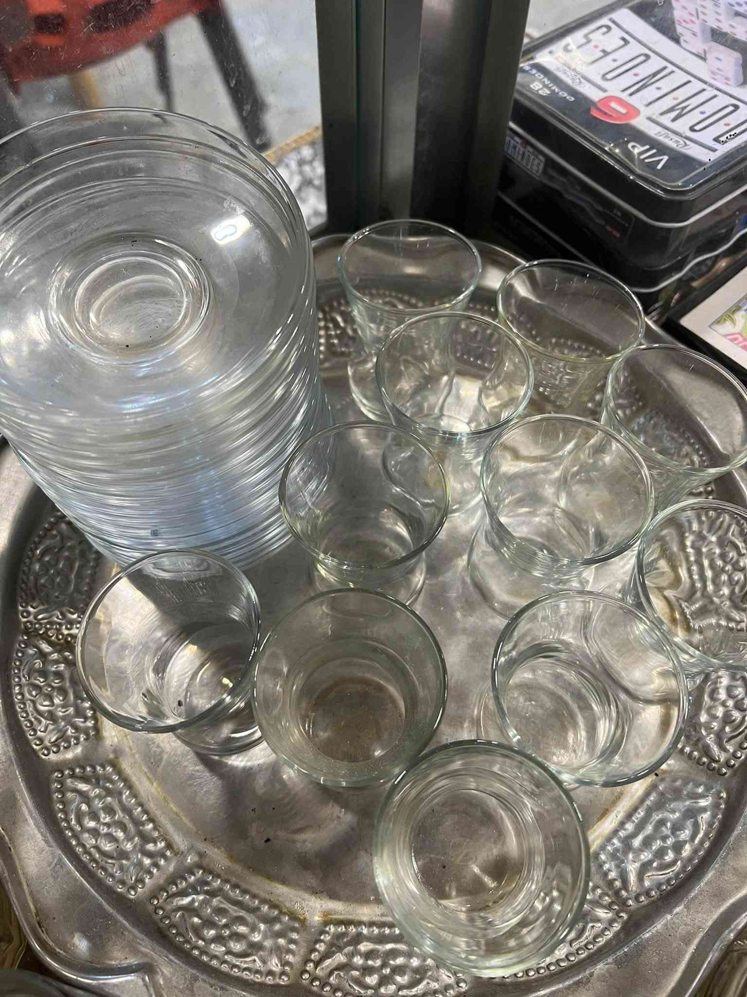 السلام عليكم غراض كوفي شوب للبيع نضيفات
ميز مربع عدد 4 
كراسي عدد 5 
النراكيل كلهن مطبوعات 
2 علج 
2 تفاحتين 
2 وحده خشب  وحده الماني 
4 انكليزي 
هنه وفناجينهن و قماجيهن وكماشات و مشبج كاملات للامانه النراكيل استخدام 4 اشهر يعني نفسهن يخبل و مخايسات 
نفاضات عدد 8 
دومنه 2 
استكاين 11 استكان 
للاستفسار 
واتساب ***********
للاتصال ***********
