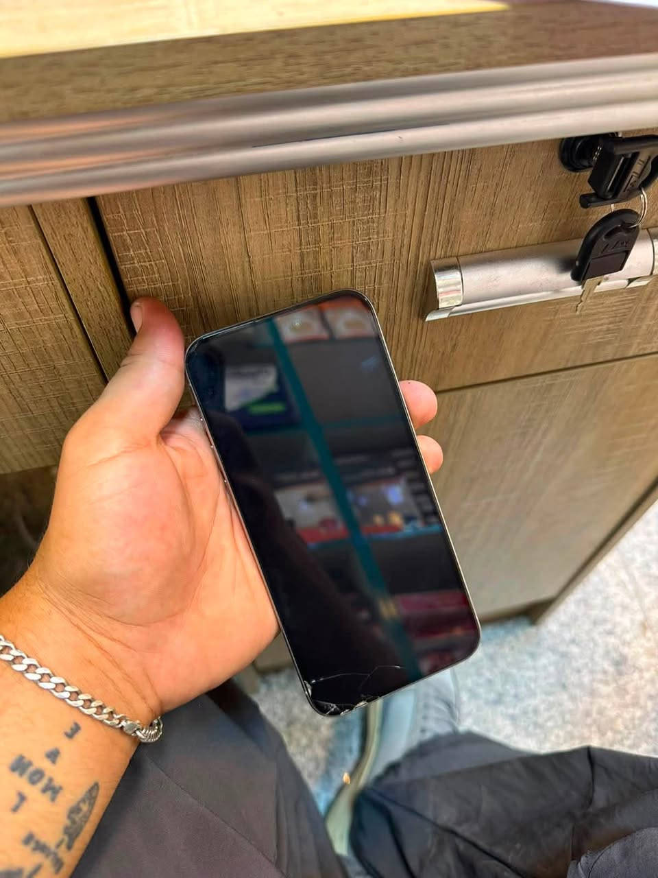 ايفون 15 برو ماكس ذاكره 256
مبدل بطارية جديد ما صرلها اقل الشهر 

كرتون موجوده ما بيه اي شي جديد الجهاز 

 شرق اوسط 

مكاني بغداد سعر 850 الف 

***********
