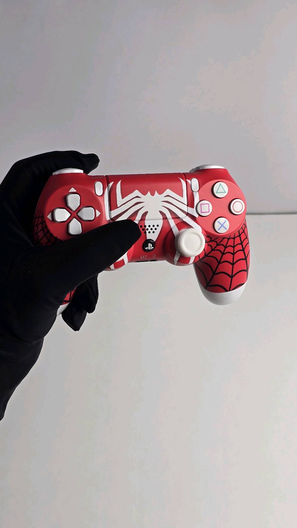يد تحكم لاسلكية PS4 DualShock 4

استمتع بتجربة لعب مريحة ودقيقة مع يد تحكم DualShock 4 المتوافقة مع جهاز PlayStation 4. تتميز بتصميم مريح، أزرار استجابة سريعة، وعصاتي تحكم تناظريتين تمنحان تحكماً سلساً أثناء اللعب.

المميزات:

اتصال لاسلكي عبر البلوتوث.
لوحة لمس (Touch Pad) مدمجة.
أزرار SHARE و OPTIONS.
مكبر صوت مدمج.
بطارية قابلة لإعادة الشحن.
منفذ Micro USB للشحن.
تصميم مريح للاستخدام لفترات طويلة.
متوافقة مع أجهزة PS4 وبعض أجهزة الكمبيوتر. 

محتويات العلبة:

يد تحكم لاسلكية DualShock 4.
كيبل شحن USB.
علبة المنتج. السعر 25 الف التوصيل 5000 الف التفاصيل في رقم واتساب ***********