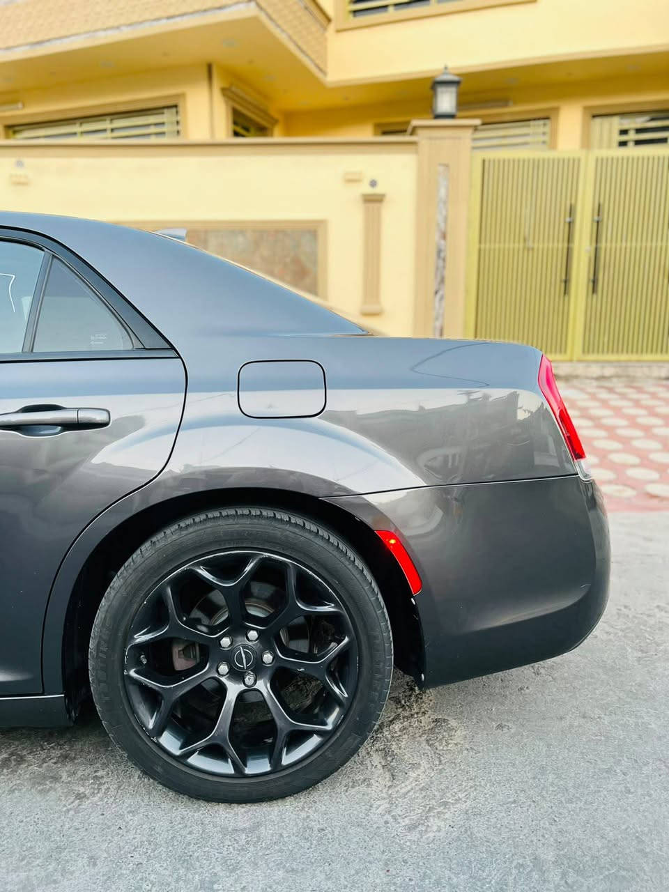 سلام عليكم 
أوباما كرايسلر 
دخول جديد كتاب ضباط مرقم كامل بسمي بغداد
كلين السياره بس اطلع بيه قطعه وحده كلير جماليه
سونار منشور
مواصفات 
شاشه
نقطه عمياء 
محدد سرعه
ماشيه 140 ميل
مكان السياره بغداد
***********
