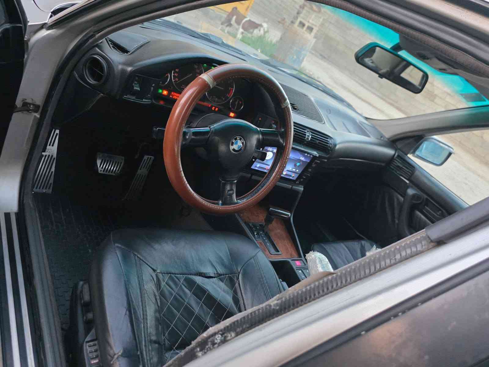 سلام عليكم بي ام 525موديل 90صبغ  جماليه بدون ضربه  سلايت شغال داخل صاج  سياره جاهزه  عندي بس كير من اغسله تحرك 3 وباقي محرك جديد وكير جديد *********** مكاني فلوجه. سعره 60وبيها مجال
