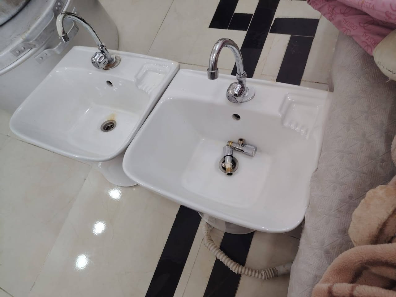 غراض لبيع مستعمل جديد كوزنات عدد 5 +مغسل عدد 2 +شويات سمج عدد 4 شيش كباب + تكه  عده مال ليلون + تنور خبز تفصال اصلي اصلي كلمن وسعره مكان كوت خاجيه شارع ٤٠ رقم هاتف فقط ***********
