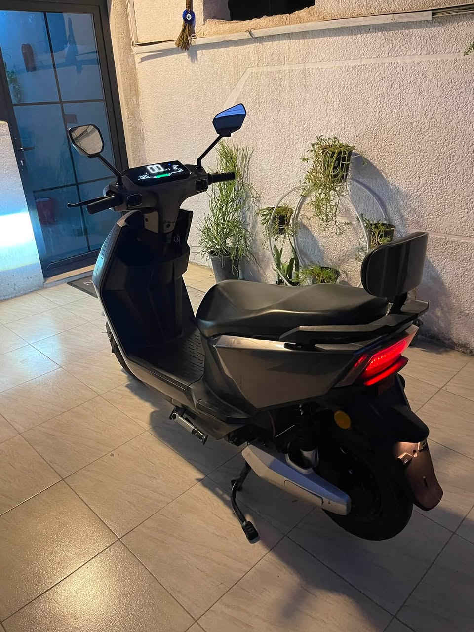 دراجة شحن للبيع
ملف 1500، سرعتها 65، تمشي 75 كم بالشحنة الواحدة 5 بطاريات كبار
بصمة وريموت، دبلات أمامية وخلفية، إشارات ودبل رماش وهورن كلهن شغالات
دراجة نظيفة وحلوة
السعر 700 ألف وقابل للتفاوض
المكان: حي الجهاد
***********

