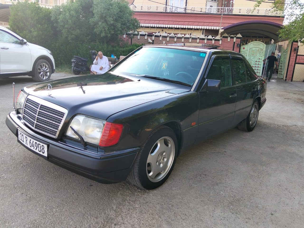 السلام عليكم 
سيارة بيبي دب موديل 93 رقم بغداد دولي رقم جديد هزه جديدة غرفه جديدة فتحه تكطين غرفة جديدة عازل حراره ارضية تبريد ثلج محرك 3000 ففتي سيارة كل نقص مابيها ادامه كامله صدر امامي وخلي قواعد دبلات سليمه كهربائيات كلها شغاله اي نقص مابيها سياره مال بيت السيارة احلامن الصور السعر 73وبيها مجاي حك الجيه تحويل مباشر عنوان ديالى المقدادية *********** غير متواجد على الفيس..
