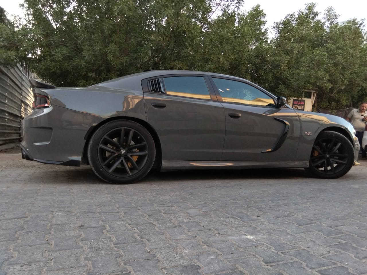 السلام عليكم جارجر 19هيمي سكات 6400 باك واردامريكي فول مواصفات عدةلفتحة سيارة بدون ايرباك 
لون سمنتي مميز 
1-كشنات حضن كهرباء تدفئةتبريد 
2-مثبت سرعة ردارجانبي حساسات خلفية 
3_كشنات خلفيةتدفئةمنافذيواس يوسبي
4-كامر دوارة مري تحسس بلاضائةهيترات بلمرء مرء قلابة 
5-خزن وضع القيادة 
6-عليهه كت وايد بدي بدون نفخات 
7-ويل سكات+تخم تاير جديد 
8-سنوية جديدة صارشهرمن سويتة+هزاه
شرط تحويل 
سيارة كاملة ماكو أي نقص
سستم صوط الباين 
الدمتغير الهاتف 
صوط.كزوز رعب تحكم بوابة 
سونر ماوجد 
رقم بغداد علوان بغداد أم الكبر 
الهاتف *********** علي
او مراوس سيارة عائلية مناسبة 
سعر 225
