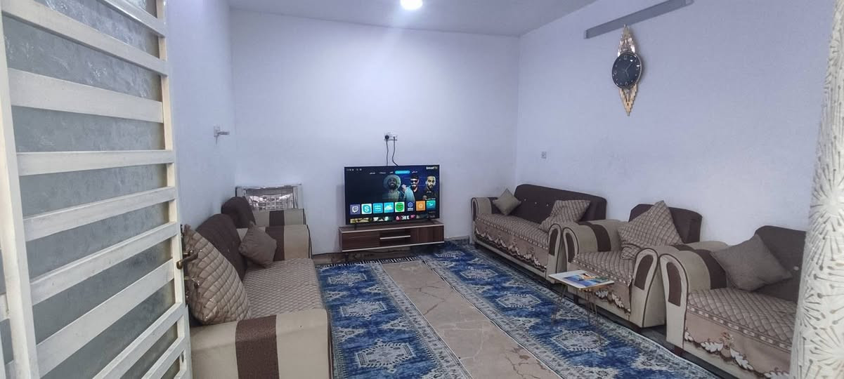 السلام عليكم  نص قطعة 72
مربعة (( قطاع واحد))  قاطين وثالث بيتونة ومخزن مسلح عالي عل شارع نص متر شارع عريض خلف الجامع 
القاط الاول ستقبال وغرفة وخدمات القاط الثاني غرفتين وحمام   القاط الثالث بيتونة ومخزن ثامن بيت علة شارع الداخل  السعر 175وبي مجال 
للتصال ***********

