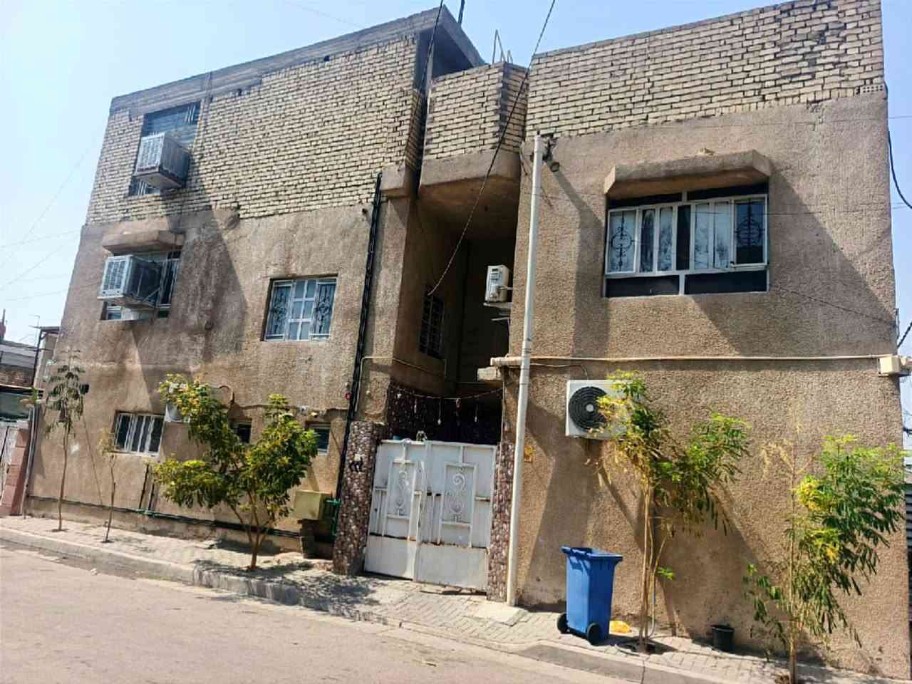 السلام عليكم بيت لبيع 
الواجه 5 
والنزال 15 
يحتوي على 3 غرف نوم 
واستقبال وهول ومطبخ حار مطبخ عادي 
3 حمامات
عنوان الشعب شارع لاسواق المركزية 
منطقة حي الباقر 

السعر 145 مليون 
الاتصال ***********
