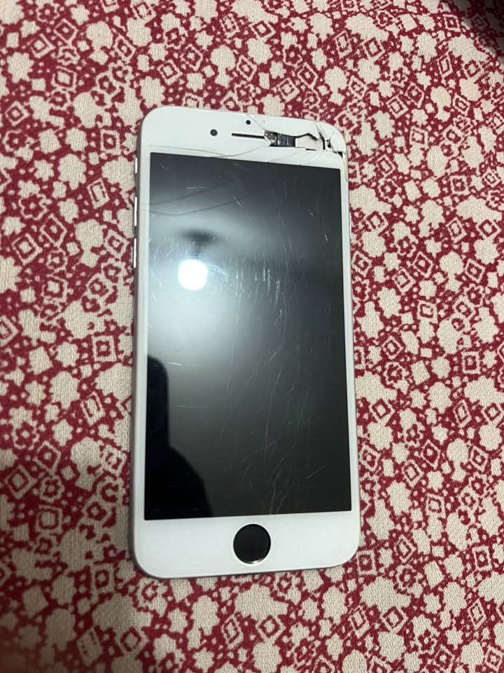ايفون 6 
ذاكره 64 نظيف لا مفتوح ولا مبدل بس كسر بلشاشه بس يشتغل مابي كل مشكله بصمه وغيرها كله شغال سيم كارت 
الديوانيه مركز سعر 35 الف ***********
