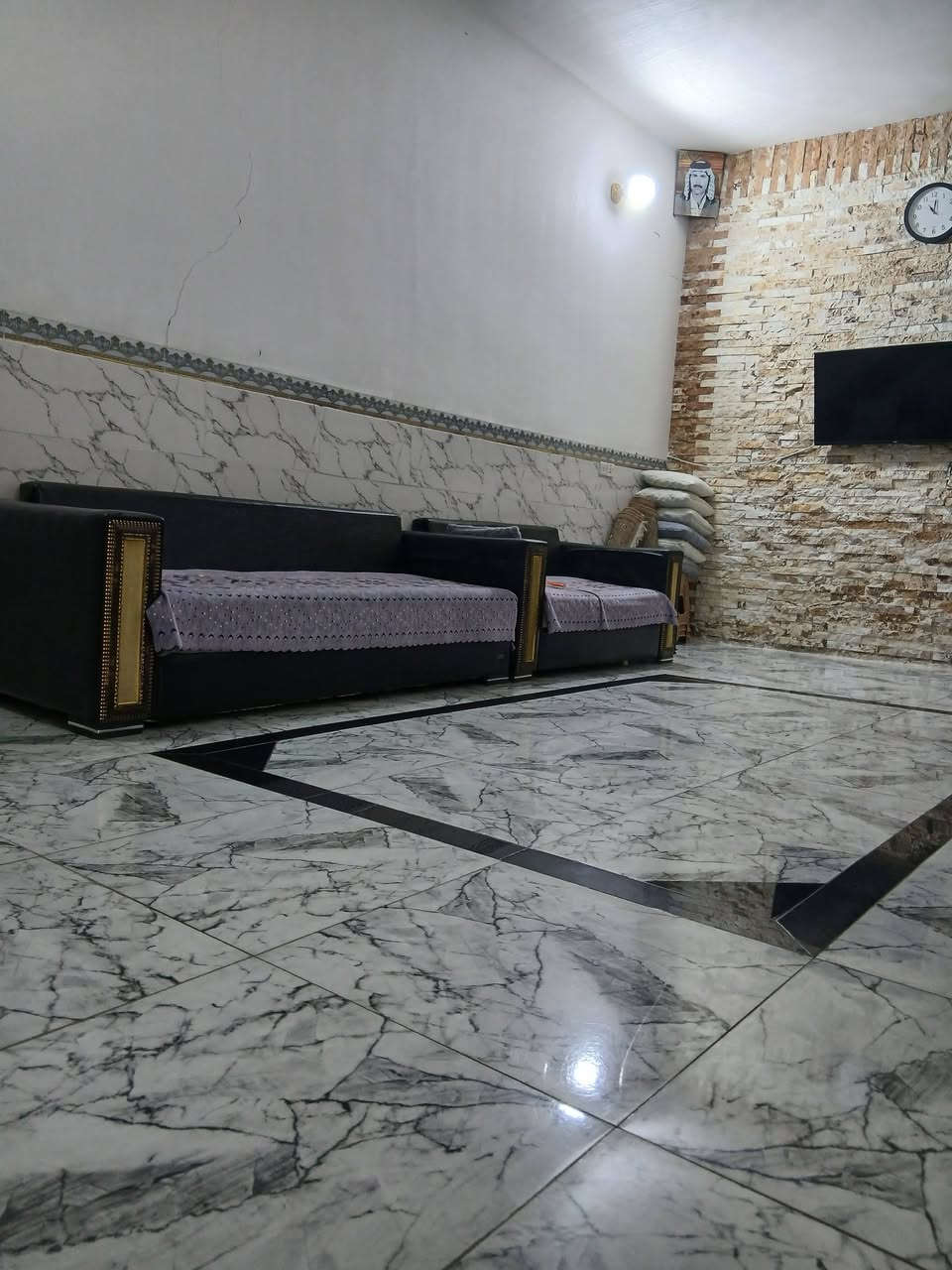 السلام عليكم 
دار للبيع المساحة ٢٠٠ م بمربع ال ١٢ الف شارع الطليبات 
مبني منها ١٥٠ متر وباقي ٥٠ متر
طابو صرف رقمها ١٢٦٤٥ 
***********
