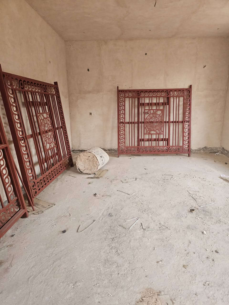 للبيع حدادية شبابيك، وأنها شغل خاص مو مستخدمة للبيع، 
جديد غير مستعمل ***********
عدد[3 ]شباك ٢٣٠×٢ 
عدد.[1]  ١٥٠×٢٣٠ شباك
عدد[6].  ١×٢٣٠شباك

عدد[1]١٢٠×٣متر باب
عدد[٢] ١×٣متر  باب
عدد[١]٢٥٠×٣متر باب
