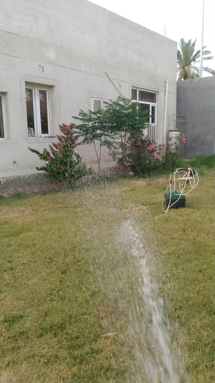 السلام عليكم عندي ارض ٩٥٠ متر طابو صرف تحويل بأسم المشتري مباشر بيها بناء بيت ٢٠٠ متر حديث صار سنه من البناء حديقه واسعه جدا مكان البيت السلاميات الثانيه طريق ابراهيم ابن علي ***********
