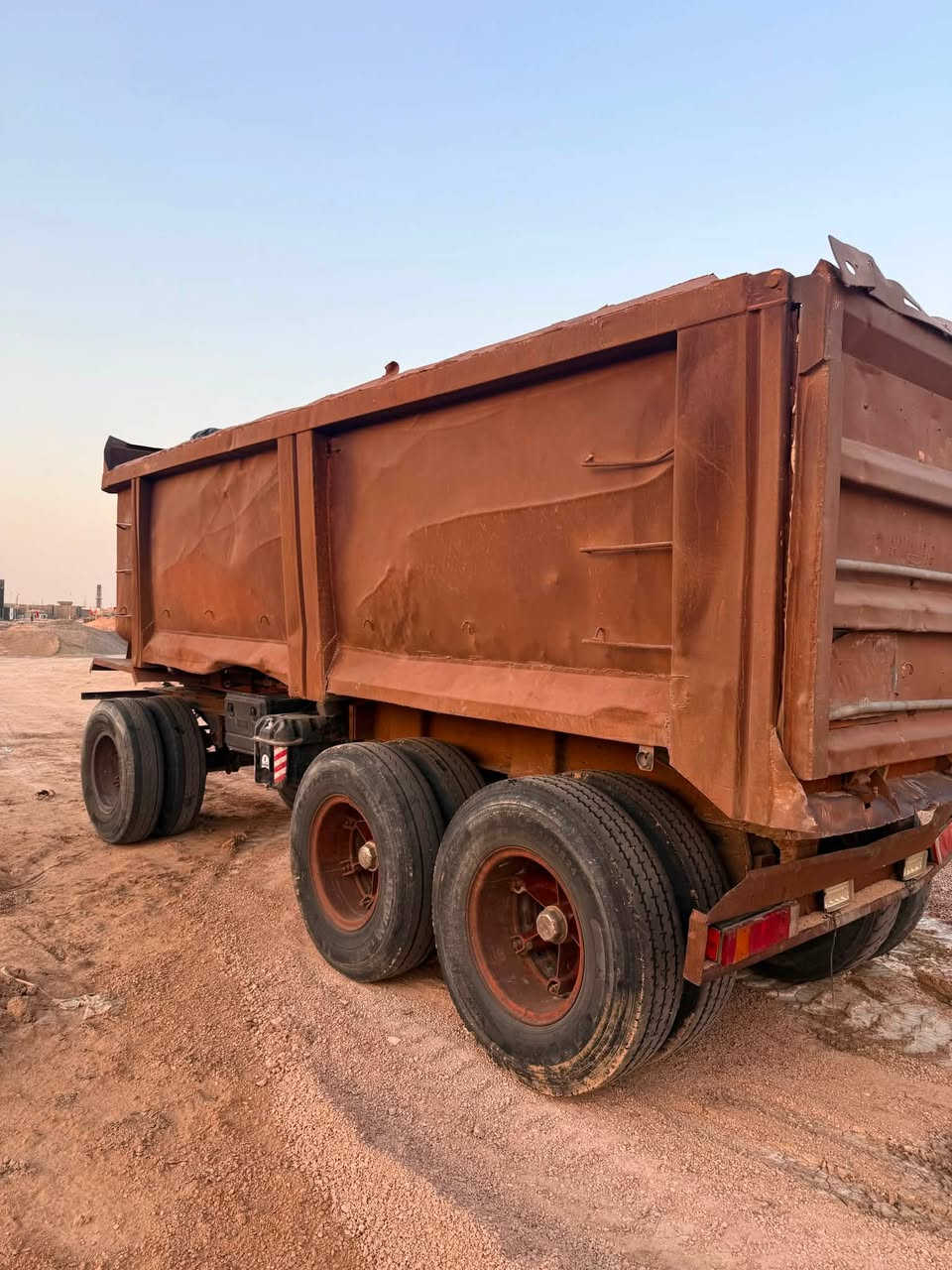 مقطوره للبيع طوناجية فارغها ٨ طنان السعر ٦٠ وبيها مجال
***********
