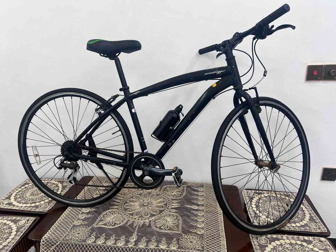 للبيع دراجة هوائية ياباني هجين / تجول شهری (Hybrid / Cross Bike).  
​ Avantrigger (من إنتاج شركة Asahi Cycle اليابانية).  
​اسم الموديل: Rapier (مكتوب على أنبوب الهيكل).  
​الحجم والأبعاد
​حجم العجلات (الغالون): 700C (مع إطارات رفيعة للسرعة والقيادة على الطرق المعبدة).  
​حجم الهيكل (Frame Size): هيكل متوسط (Medium)، يناسب غالباً أطوال أفراد بين 165 سم إلى 180 سم.
​⚙️ المواصفات الفنية
​الهيكل (Frame): ألمنيوم وخفيف الوزن بلون أسود مطفي (Matte Black).  
​نظام السرعات (الناقل/الدواسر):
​الخلفي: نظام Shimano Tourney (أو ما يكافئه من شيمانو) بعدد 6 إلى 7 سرعات
الحجم 28  
السعر 180وبي مجال بسيط مكاني بغداد تلفون ***********

