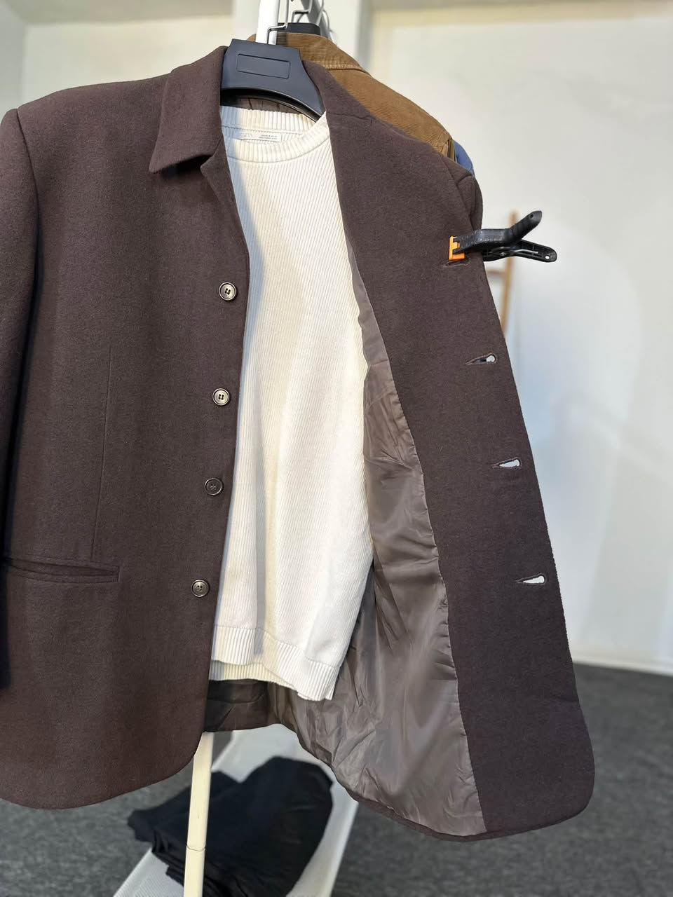 ‏Aussie Male Clothing
براند أسترالي 
القطعة كلش انيقة بالواقع اختلاف جذري
قماش - كشمير فاخر& صوف 
قياس L
الكتف 53
الصدر 56
الطول 78
الردن 64 قابل للزيادة
.
السعر 30 مع التوصيل
القطعة مكفولة من الضرر والتلف
