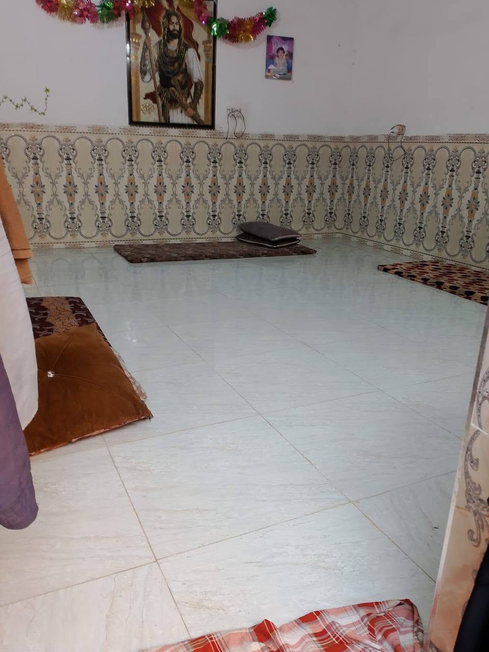 السلام عليكم 
مشتمل للبيع 
في حي الامير الزراعي خلف معمل ريتاج
المساحه 100متر  طابق واحد يحتوي علئ غرفه وصاله ومطبخ واستقبال وصحيات 
السعر 50 مليون وقابل للتفاوض 
موبايل ***********
