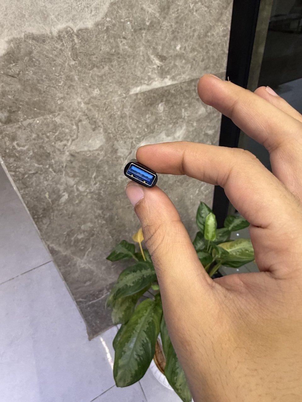 مميزات:

. محوّل MINI اللاسلكي CarPlay & Android Auto

• يحوّل CarPlay وAndroid Auto إلى اتصال لاسلكي بدون الحاجة لتوصيل الهاتف بالسلك كل مرة.

• يدعم Apple CarPlay وAndroid Auto للتوافق مع أجهزة الآيفون والأندرويد.

• اتصال سريع ومستقر للاستخدام اليومي أثناء القيادة.

• استمتع بالموسيقى، المكالمات، الخرائط والتطبيقات من شاشة السيارة بسهولة.

• تشغيل تلقائي وسهل بعد الإعداد الأولي.

• حجم MINI صغير جداً وما ياخذ مساحة داخل السيارة.

• يُوصل مباشرة بمنفذ USB في السيارة، ومعه محوّل حسب نوع المنفذ.

• تصميم بسيط وأنيق ومناسب للاستخدام داخل السياره
