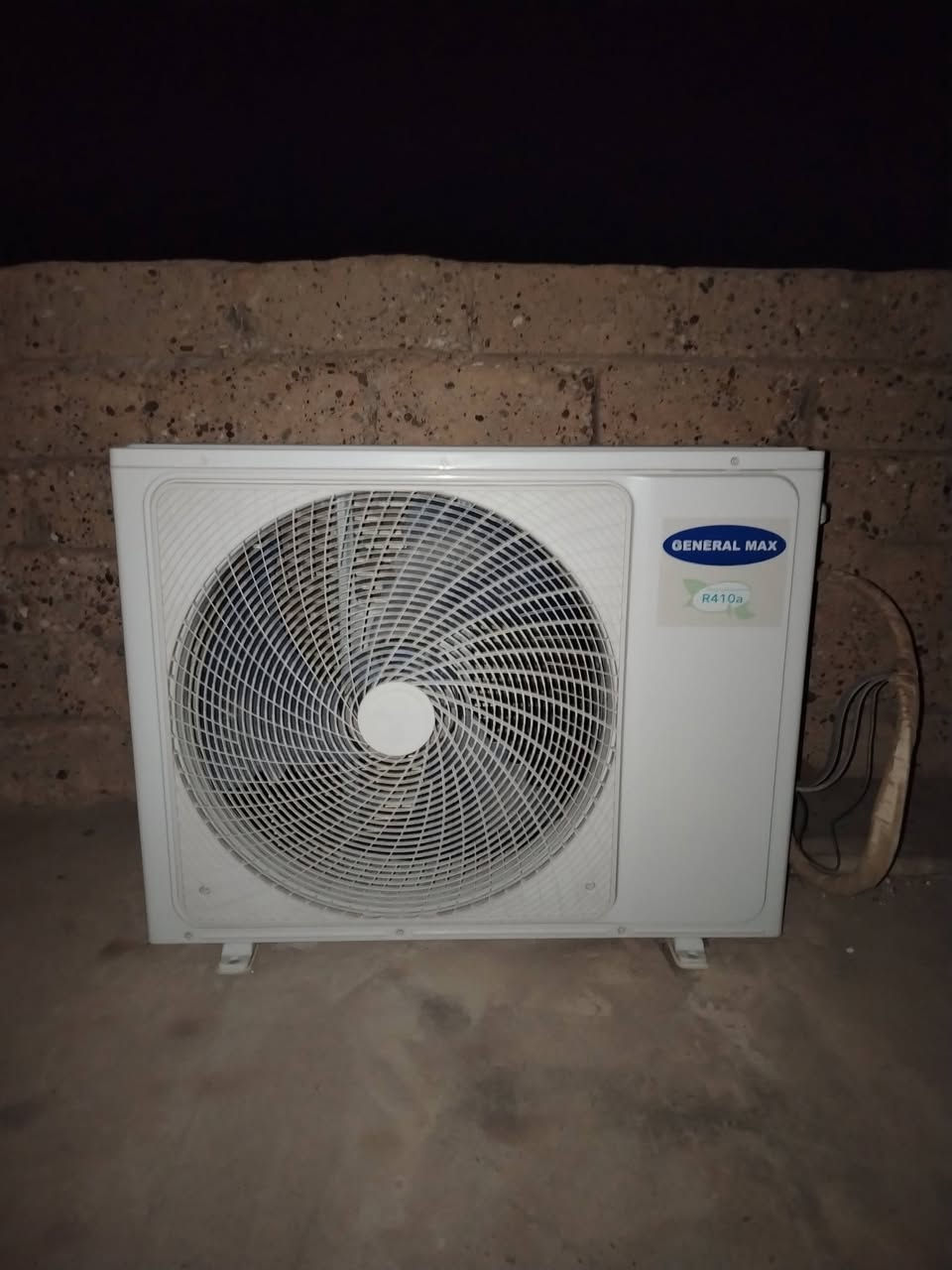 سبلت للبيع شغال مستعمل سنه واحده الي يريده يجيني على الخاص رقم الهاتف ***********
