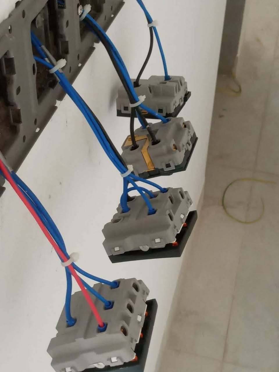 – حسن الكهربائي ⚡
📞 للاتصال والحجز *********** ***********
🔌 خدماتنا: كادر متكامل
تأسيس وصيانة كهرباء المنازل والمحلات. عمارات .
مجمعات سكنية
تصليح عطل كهربائي طارئ.
ترتيب لوحات الكهرباء وضبط الأحمال.
✅عمل درجة ممتازه ودقه عاليه جدا بوقت قياسي 
 ✅ أسعار مناسبة.
✅ أمانة بالعمل وسمعة طيبة.
✅ خدمة داخل [ الحله 📍].
