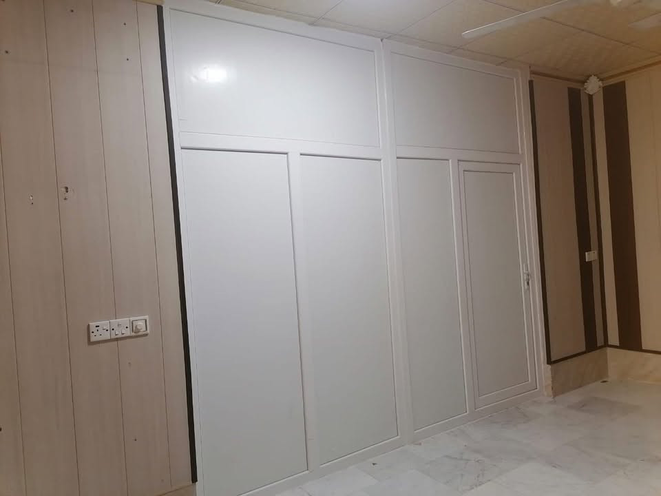 حاجز بلاستيك • ٤م×٣م • باب واحد