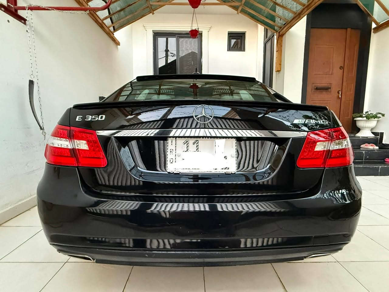 مرسيدس بنز E350 (فئة E-Class / W212)
رقم بغداد بأسمي ( سنوية وهزه جديدة)
 سنة الصنع: 2012
 المحرك: 6 سلندر - 3.5L
 المسافة المقطوعة: 103,000
 رقم الشاصي: ⁠WDDHF8JB5CA617911⁠
المواصفات
 فتحة سقف (سلايد روف)
 كراسي (كشنات) جلد شركة بحالة ممتازة
 شاشة رئيسية + كاميرا خلفية بلاد
 نظام صوتي ضخم ومجسم مزود بـ أمبليفاير (Amplifier)
 بلوتوث (Bluetooth) للمكالمات والموسيقى + منفذ AUX / USB
 تحكم استيرن كامل + مثبت سرعة (كروز كنترول)
 كشنات كهرباء + ذاكرة خزن (Memory Seats)
 حساسات + تدفئة بالكشنات
 تكييف ممتاز جداً (تبريد قطعتين)
 أنظمة سلامة: ABS ،ESP (مانع انزلاق) ،وسائد هوائية متكاملة (Airbags)  بردة جامعة خلفية كهرباء + بردات جانبية خلفية بعد هوايه بيه مواصفات …

المحرك والكير والتبريد والصدر ممتاز الحمدلله ماناقصه اي شي سياره مال بيت
تخم تاير باتري جديد 
 السعر: 153 ورقة ($15,300)
 المكان: محافظة الديوانية
 للتواصل والاتصال: ***********
