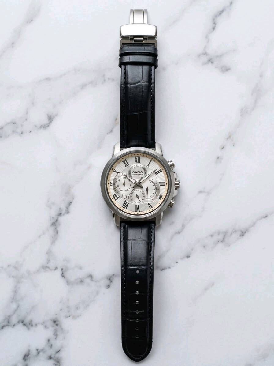 للبيع ساعة كاسيو أصلية شغاله (CASIO BESIDE - BEM-506) مستعملة 
​المواصفات: هيكل ستانلس ستيل | مينا فضي بأرقام رومانية | كرونوغراف | ماكينة يابانية | مقاومة للماء (50m) | سير جلد أسود 
السعر 90 مكاني بغداد يوجد توصيل للحجز واتساب ‏‪***********‬‏ او خاص.