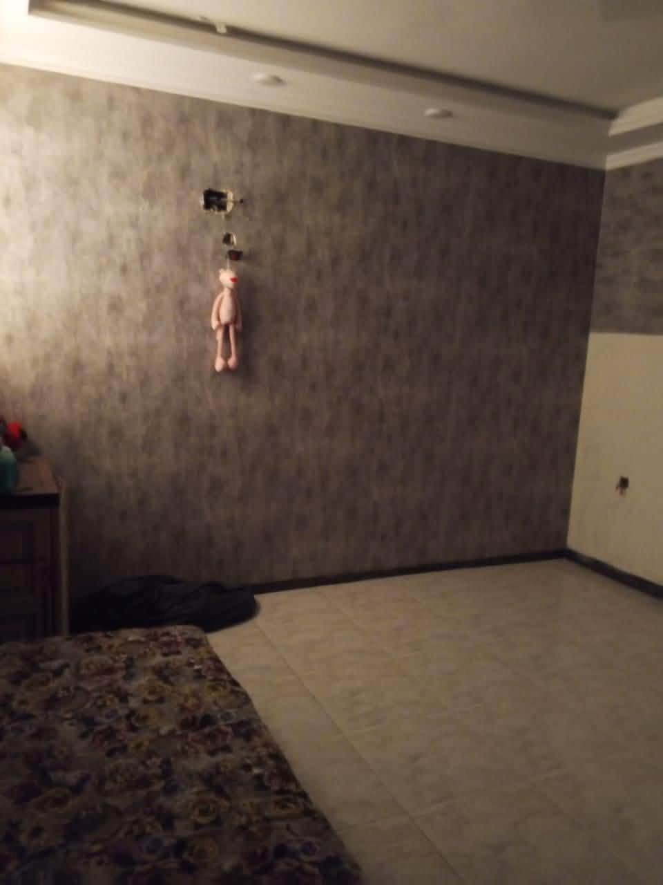 للبيع بيت سكني – فرصة مميزة
📍 الموقع: الدورة-مقابيل شارع ابو طيارة-شارع نسائم النخيل – المربع الأول
📏 المساحة: 100 متر
📄 الملكية: طابو زراعي / سند 25
🚪 الواجهة: 6 متر

🔹 تفاصيل البيت:
 • يحتوي على 3 غرف نوم
 • صالة واسعة
 • مطبخ
 • خدمات (حمام + توابع)
 • تصميم مناسب للعائلة

🔹 حالة العقار:
 • البيت مؤجر حالياً بـ 550 ألف شهرياً (دخل 

📞 للتواصل والاستفسار يرجى المراسلة على الخاص أو الاتصال على الرقم او الاتصال على الواتساب 

▶️ (***********)

نص مكتوب في الصور:
- HUAWEI nova 5T AI QUAD CAMERA