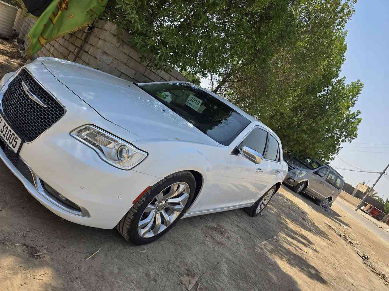 السلام عليكم ورحمة الله 
كلايسلر c300 لمتد 
مديل ١٩ اصل دخول ضباط بغداد تحويل مباشر 
الحادث مرفق صور كامله بس باردين فقط بدون صبغ بدون تبديل بدون كارت بدون ارباك  سياره وضع البلاد حتى الدعاميات بلاديه 
محرك كير اكسل كفاله 
كفاله من صبغ التجميل 
موصفات لمتد فول 
دخول ذكي .
شاشه كار بلي مع الكامره الدواره 
خزن ميموري 
سماعات الباين صوت مرعب
ستيرن كهرباء #
حساسات اماميه #
حساسات خلفيه #
رادار امامي قياده ذاتيه#
رادارات جانبيه عدد ٢
رادارات خلفيه عدد ٢
كشنات جلد اسود مع التبريد 
تبريد معروف امامي خلفي شرط 
اشاره بالمراة
ويل بلاد مع الحساس وطخم تاير 20
التحكمات مع الاقط 
بانورما فتحتين ٢
سقف لون بيجي دواخل لونين 

فرشات بلاديه عدد ٥ وواعتذر عن الاطاله حتى تكون عندك معلومات كامله مكاني الناصريه الغراف ***********
سعره ٢٥٠ وبيه مجال للطيبين

