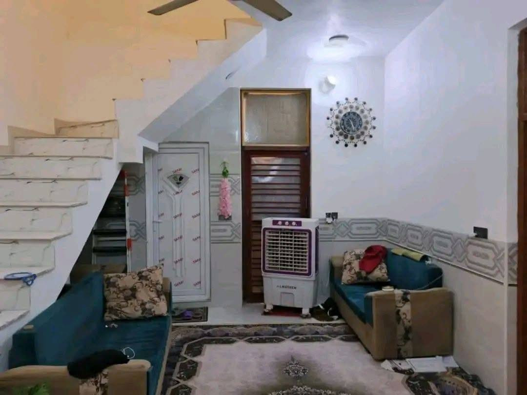 السلام عليكم حي العامل الامير الاولى فرع اسواق الميزان ف2 160 متر بناء حديث 2023 نهايتها غرفتين نوم ومطبخ واستقبال وصاله مناور اثنين وصحيات داخليه وخارجيه طابوق صب مسلح الارضي وااجداري بورسلين مبادره مطلوب 88 وتطلوعته ,90،  وبيه مجال للتواصل ***********
