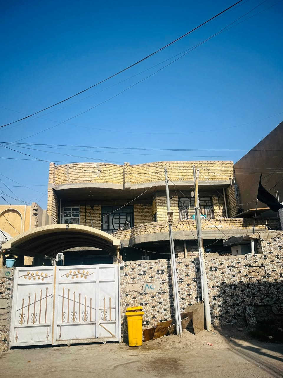 سلام عليكم بيت مساحة ٢٠٠ يحتوي علا غرف نوم ٥ وصحيات ٣ وكراج كبير  عنوان الحسنية قرب مجمع شهد مقابيل شارع العام اي ستفسار ***********
