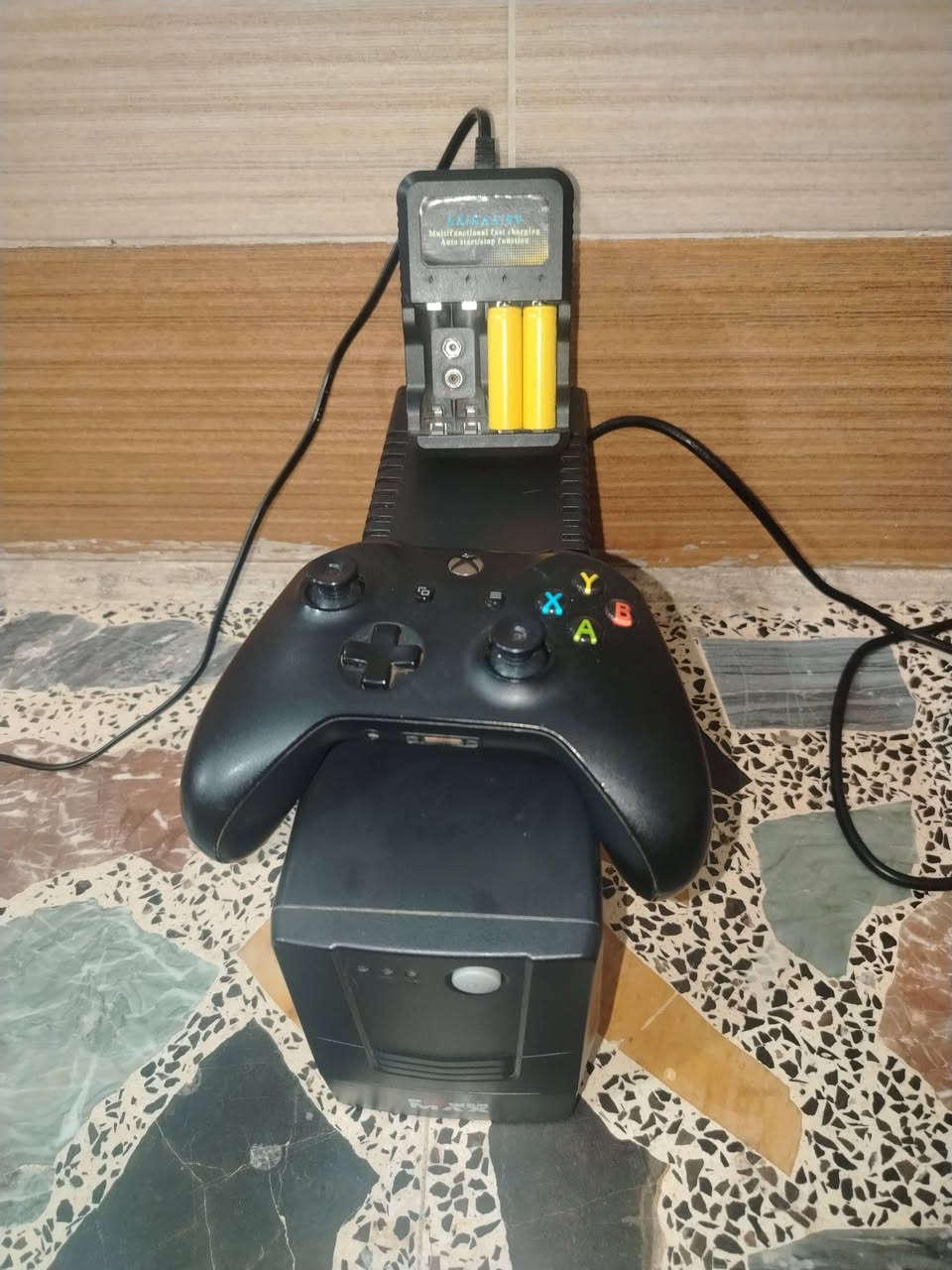 السلام عليكم  يدة اكس بوكس ون اصلية مع يوبي اس مستخدم نظيف مع شاحنة باتريات مع باتري عدد 2 لبيع السعر 50 الف المكان بغداد ام الكبر والغزلان رقم الهاتف ***********
