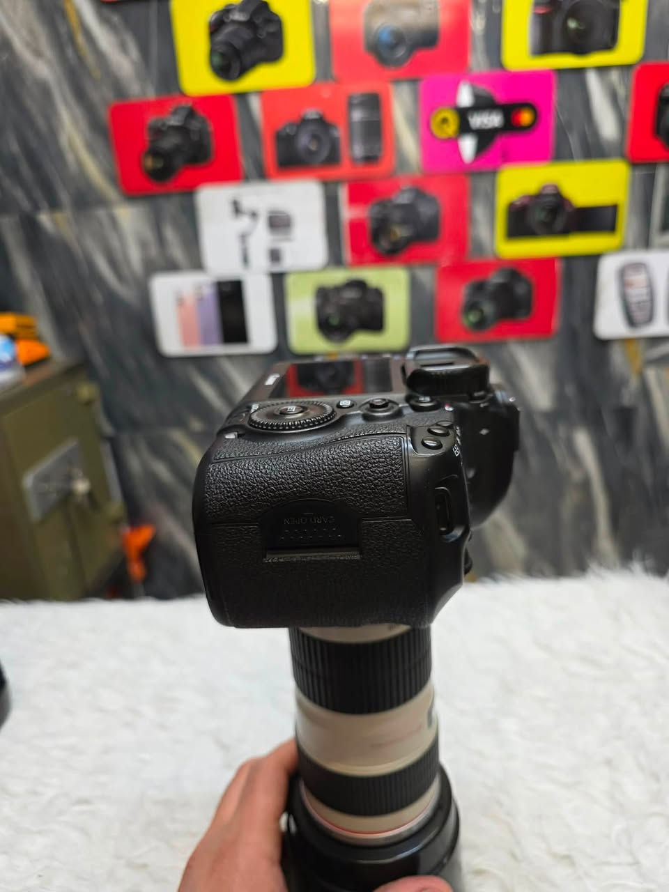كامرة Canon 5Dlll مارك 3
مع عدسة 200/70  فتحة 4  من شركة Canon
  بحالة جديدة 
ملحقات 
بطريات 2 
حزام كتف 
جنطة 
عنون حلة 
يوجد توصيل جميع محافظات 
تواصل خاص 
هاتف ***********
