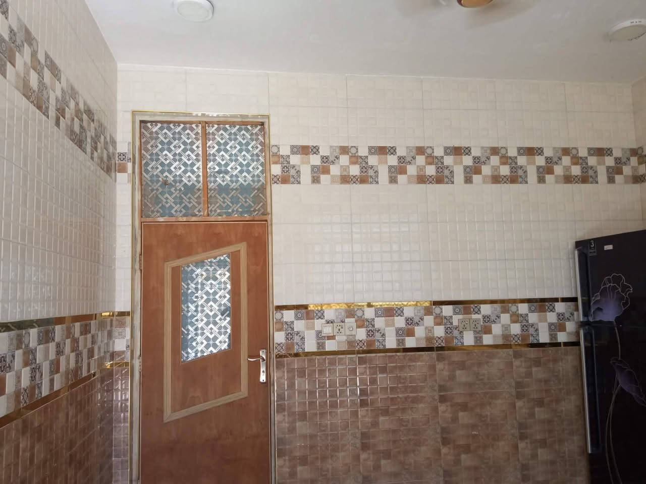 بيت للبيع مساحه 200 متر بگريطعه قرب ملاعب السلام  يتكون من غرفتين وكلدور وصاله ومطبخ وصحيات خارجية وداخليه الاتصال واتساب الرقم ***********
