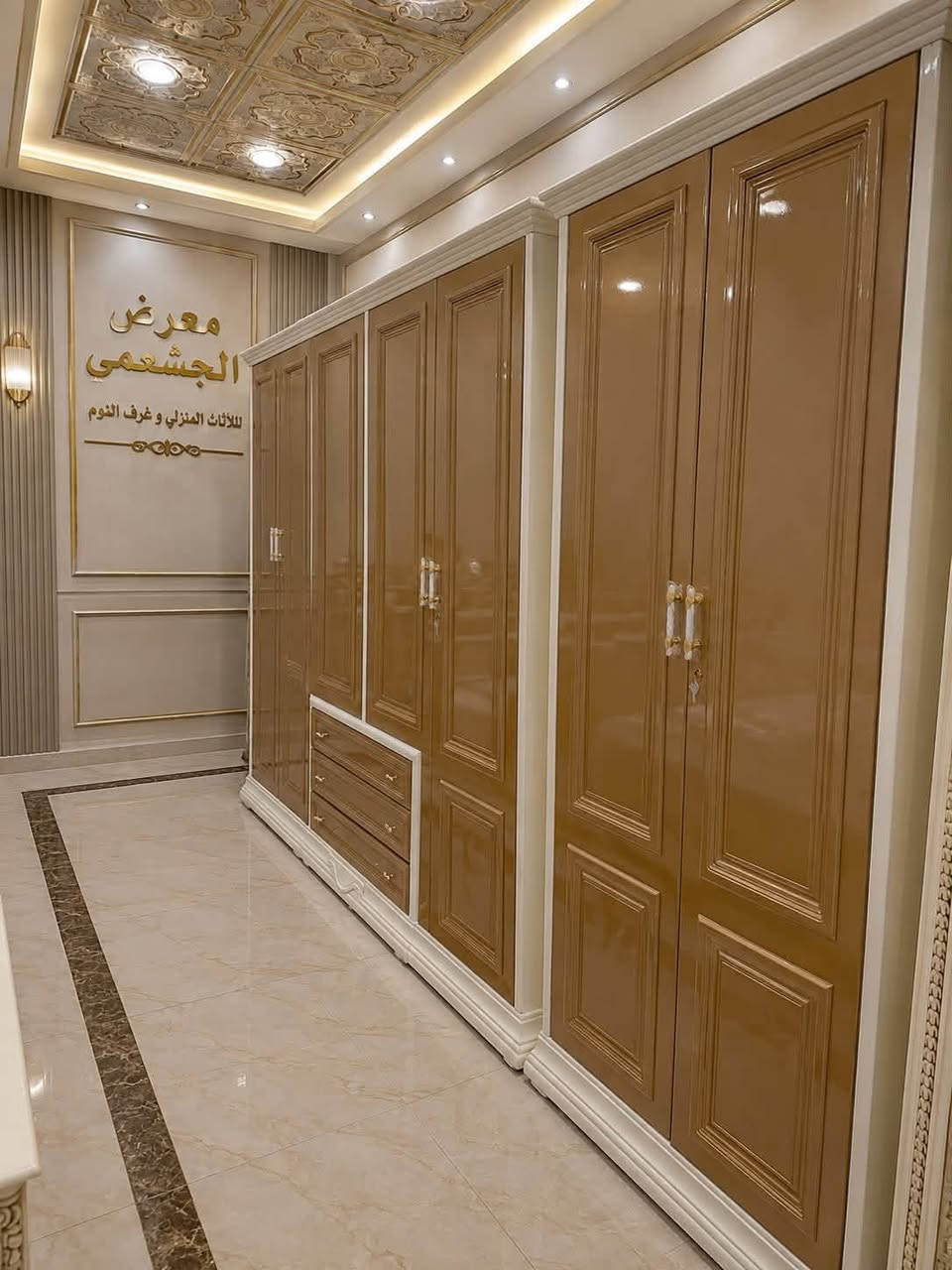 🚨 انطلقت أقوى تخفيضاتنا على موديل الأقواس – فخامة بسعر ولا أروع!
📉 من 2,450,000 دينار عراقي
🔥 إلى 1,950,000 دينار فقط
💥 فرق 500 ألف دينار خلال 6 أيام بس!

✔️ موديل الأقواس – نجارة عراقية 100%
متوفر ضمن وجبة الدرجة الأولى ووجبة الأصباغ (البوية)

✨ تفاصيل الطقم (10 قطع):
• كنتور بطول 330 سم + ملحق 430 سم – ارتفاع 250 سم
• تصنيع داخلي: صاج طبيعي 4 ملم
• وجه الكنتور: MDF سماكة 12 ملم
• الضهر: چرچوبة شد برغي
• القاعدة الأرضية: بلوك صاج
• أبواب نرمادة شريطية
• التقطيع الداخلي: حسب رغبتك
• سكك سلايت – تقطيع بلوك بورد
• الشازون: خزان + طابورية إضافية
• سرير 6 أرجل من بلوك بلاويد
• لون الدوشمة حسب اختيارك
• تصميم فريد بمسكات مختلفة عن باقي الموديلات

🚛 توصيل وتركيب لكافة محافظات العراق بكروه
🛠 صيانة مجانية لمدة سنة كاملة

📍 العنوان: الرمادي التأميم قادسية الاولى
📞 للحجز والاستفسار:***********

🔹 معرض الجشعمي للأثاث – ثقة محلية بجودة عالية

⏳ الكمية محدودة والعرض ينتهي خلال 6 أيام فقط!
👇 لا تفوّت الفرصة وخلي غرفتك تحچي ذوقك!
