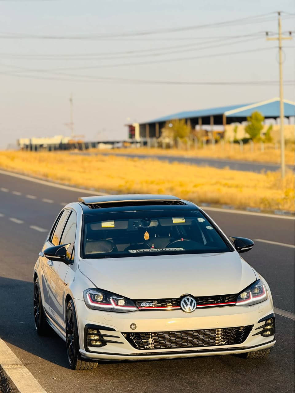 Golf gti 2021 
فول فول مواسەفات 
رەنگی سمۆک 
پانۆراما-بەسمە-کوشن هیتەر-درایڤ مۆد-کوشن جلد و  هیتەر-ڕادار -افلەنجە سپۆرت -زۆر مواسەفاتی ترر
سەیارەکە ستۆکە -مەکینەی نەکراوەتەوە بە شەرت- بەردی گزۆزۆ بەشەرت-هیچ خەلەلی کارەبای نیە ڕادار هەموو بەشەرت -ڕادێتەی بیلادیە حەماوە بە شەرت 
بۆنیت و چاملخی سبوخە-بێ ناوگرتن 
ئێڕباگ بەس شان سیستەمە 
500$غرامە لەسەرە دوای معمەلە دەتدەمەوە 
١٤٣ مجالەکی زۆر کەم 
*********** كويسينجاك, أربيل
