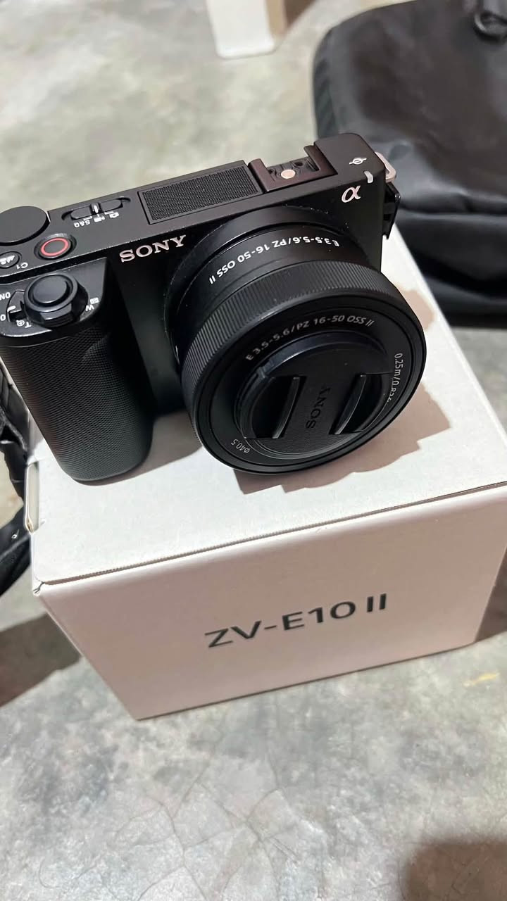 كاميرا Sony ZV-E10 II للبيع
الوصف:
كاميرا احترافية غنية عن التعريف، ممتازة جداً لصناع المحتوى، الفلوغات، والتصوير السينمائي الفوتوغرافي والفيديو. الكاميرا بحالة ممتازة ونظيفة جداً.
أبرز المواصفات الفنية:
 * المستشعر: بدقة 26 ميغابكسل (APS-C Exmor R CMOS).
 * تصوير الفيديو: بدقة 4K حتى 60 إطار بالثانية بعمق ألوان 10-bit.
 * البطارية: تستخدم بطارية NP-FZ100 القوية (أداء يدوم أطول).
 * التركيز التلقائي (AF): نظام تتبع سريع ودقيق جداً للعين والوجه مع 759 نقطة تركيز.
 * الشاشة: شاشة لمس متقلبة بالكامل وتدعم التصوير العمودي.
 * الصوت: مايكروفون مدمج ثلاثي الاتجاهات لتقنية صوت واضحة.
 * السعر: 1,150,000 دينار عراقي (مليون و150 ألف)
 * للتواصل والاستفسار: ***********

