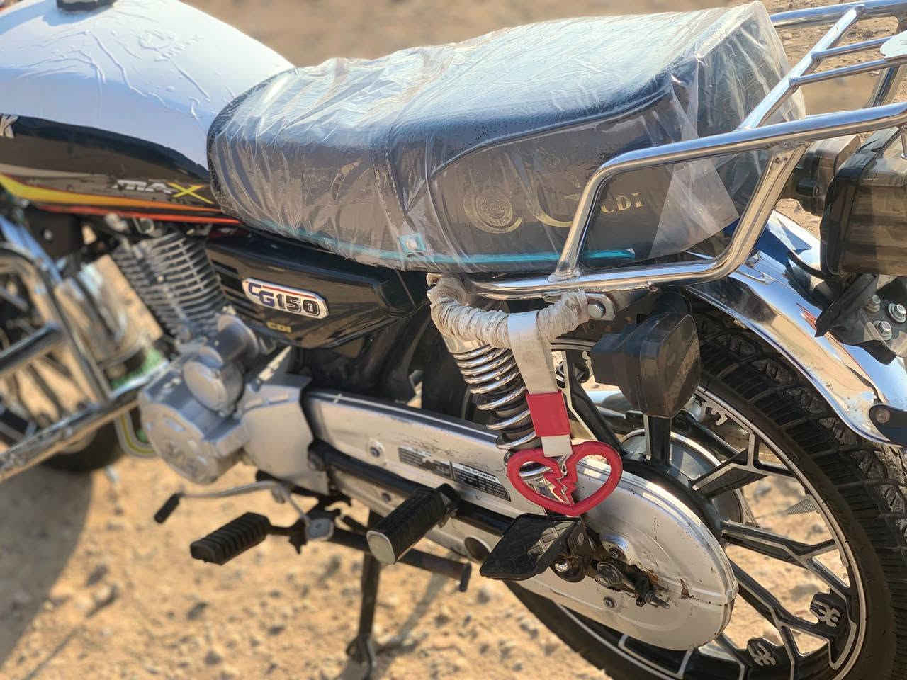 دراجه ايراني سونلك محرك 150 نضافه مثل ما واضح بالصوره موديل 24 وياه منفيس سعر 775 وبيه مجال لشراي ***********
