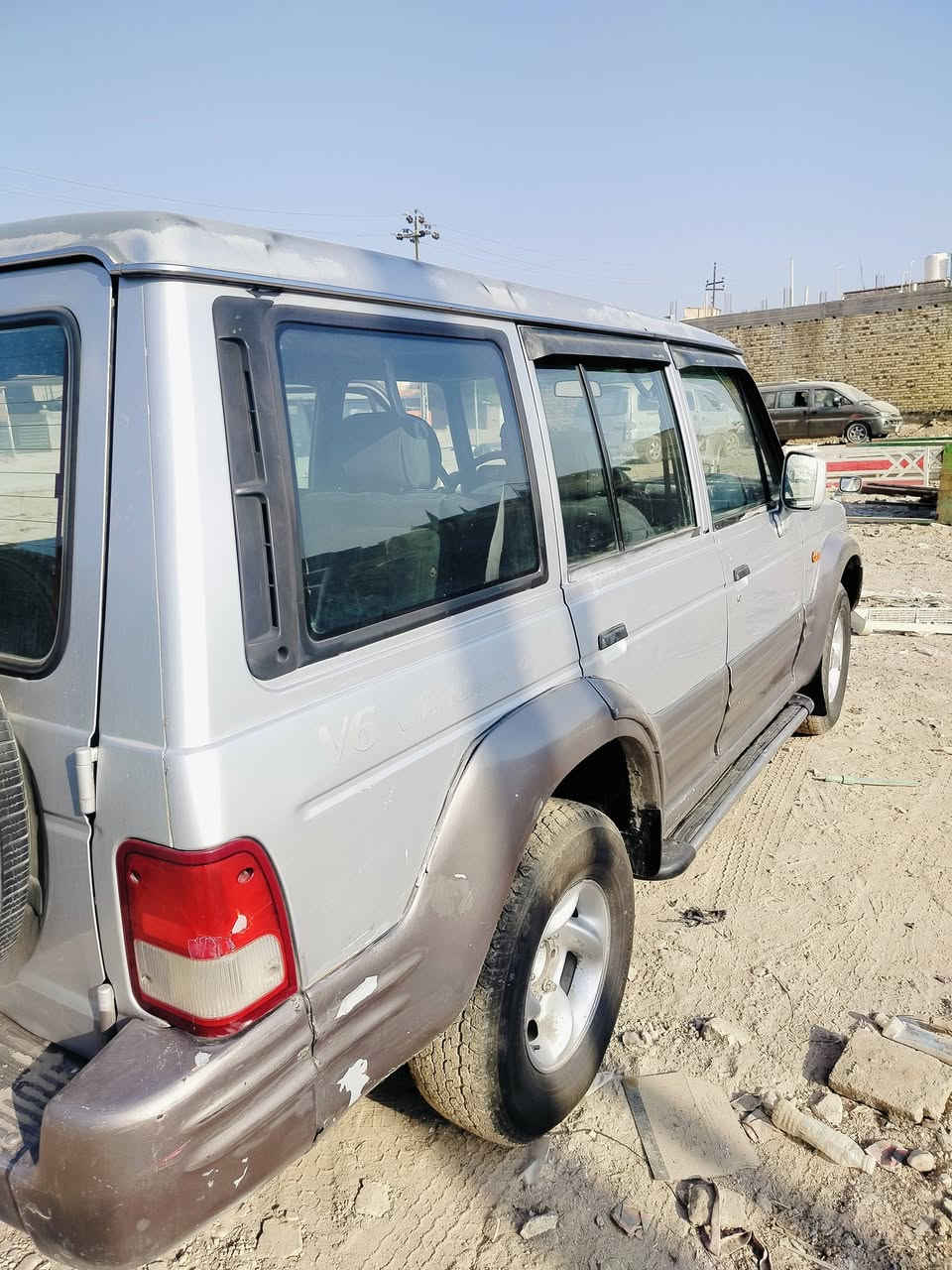 السلام عليكم من رخصه الأدمن كالوبر موديل 99 رقم بغداد تحويل مباشر مكينه وكير بلادي اوتماتيك بانزين تخم تاير كهربائيات شغاله دواخل جديده بلاديه بدون صبغ حداديه نضيفه مكان السيارة بابل الحمزه الغربي 
السعر 43 وبيه مجال 
موبايل ***********
***********
