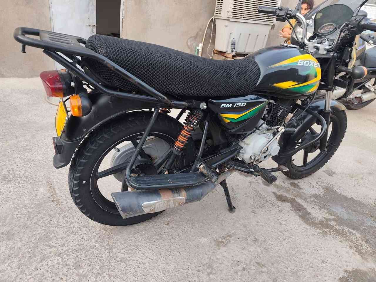 السلام عليكم دراجه بوكسر مديل 22
اوراق ستنساخ بدون رقم. دراجه خير من الله جاهزه كبل لشارع السعر 800
عنوان  الكراده داخل 
رقم ***********
