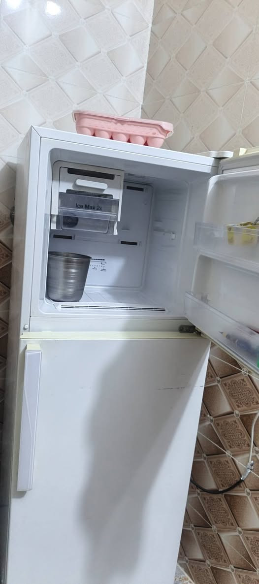 ثلاجه للبيع مكان فلوجه بجويله سعرها 100بيها مجال بسيط لتواصل اكثر اتصال ع رقم ‏‪***********‬‏
