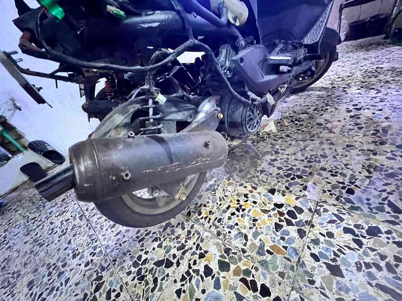 غراض سكنس اصليات
كلجات عل شد وعل ضمان ٧٥ قفل
وياله نجمه هنا والتايرات ٨٠ 
صالنصه بيها ملحومه قليل بس حلوه ب٥٠ 
مكاني بغداد بلديات اكو توصيل 
***********
