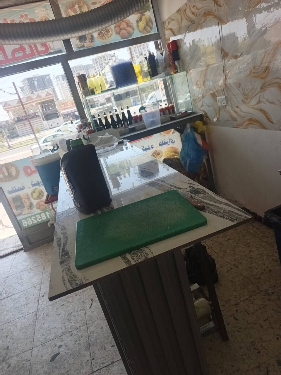 سلام عليكم مطعم متكامل من كلشي البيع مكان حي جهاد ورة مجمع نسيم رقم الهاتف***********
