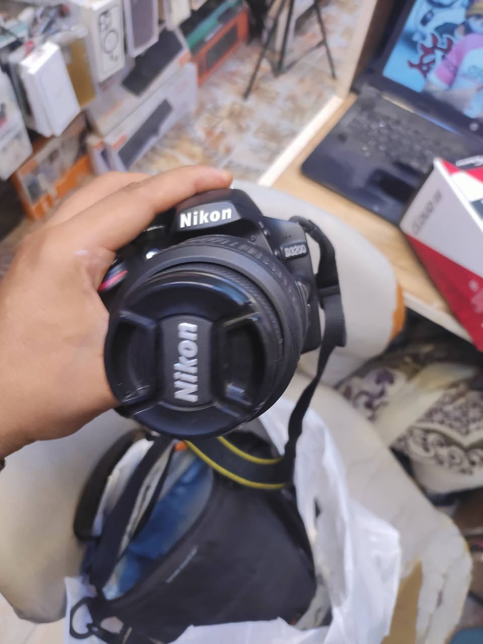نيكون D3200 • عدسة ١٥-١٨مم • نظيفة جدا