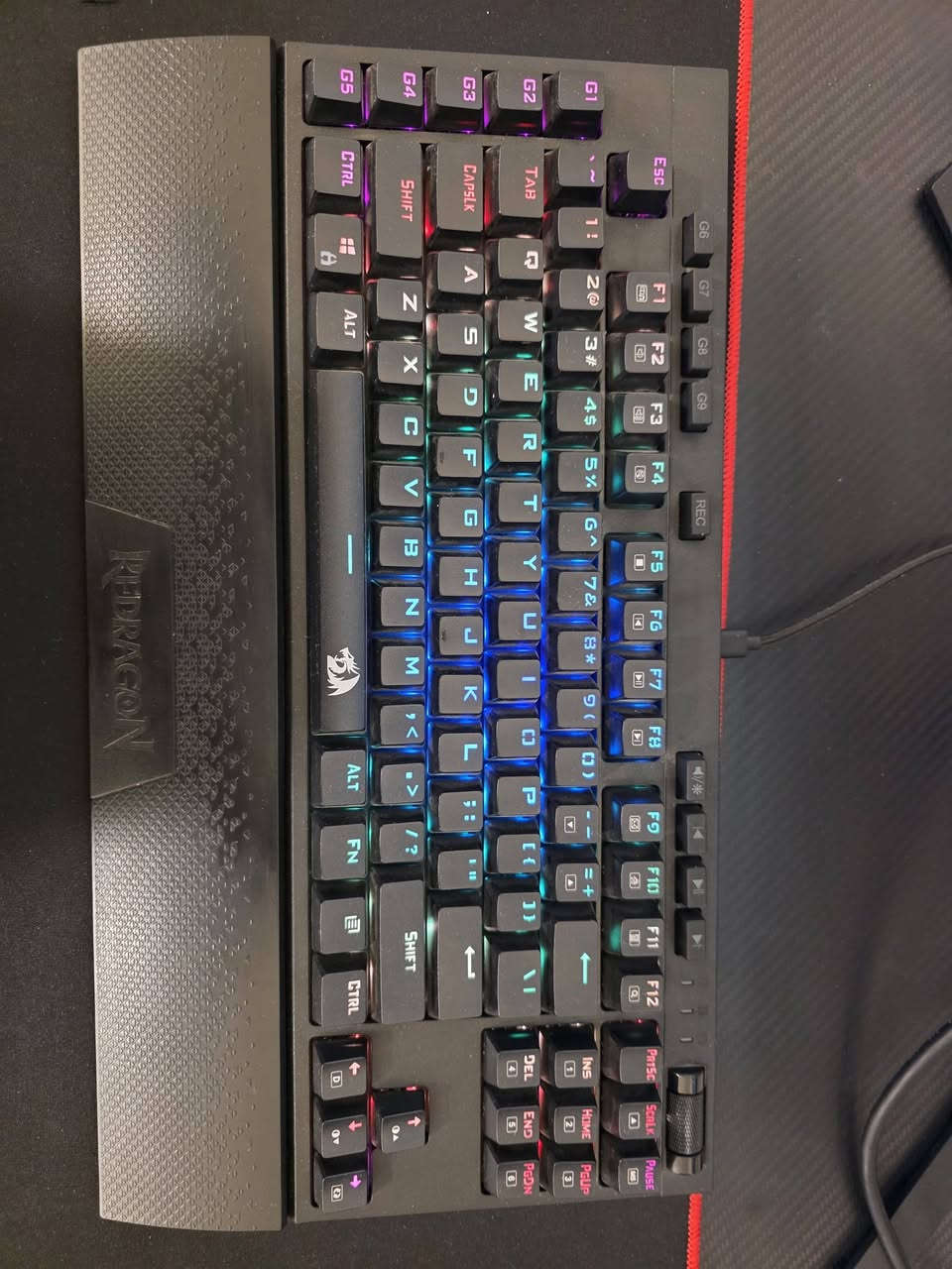 سلام عليكم pc للبيع استخدام قليل
معالج ● core i7-13700kf
 كارت الشاشة ● G FORCE RTX_4060   
اللوحة ● الام tuf gaming b760_plus wifi 
 الرام ● ires DDR5 6400  حجم 32 GB
الهارد ●  ssd تيرا ونص 
التبريد المائي ● ​​DeepCool LT720 
مزود الطاقة ● Xigmatek thor T750 
الكيس ● SAMA Neview 3321
الشاشة ● Samsung Odyssey G3 (G32A) 165hz. 27 
كيبورد ● Redragon K588
يو بي اس ● اونلاين KSTAR 24 v
 وياها كرسي كيمنك + ميز تفصال 
السعر 2,500,000 كاملة هيه والملحقات 
رقمي ***********

