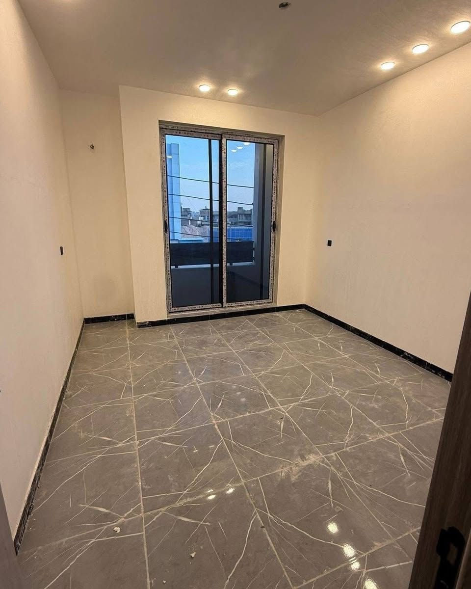 مشتملات  عدد ( 2 )50 متر للبيع 🏡🏡🏡
دارين 👍👍👍
 واجهه 4متر  
نزال 12.50متر 
بناء حديث درجه اولى 
يحتوي على صاله ومطبخ وحمام 
الطابق الثاني
غرفتين نوم.  حمام. عدد 2
طابق الثالث غرفه نوم وسطح 
العنوان :: ضباط الشهداء قرب جامع محمد رسول الله المجاور شارع المضخة التجاري  
للاستفسار ***********
السعر  البيت الواحد 150مليون
