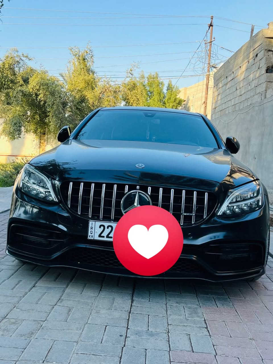 مارسيدس c300  موديل 2019  للبيع السيارة جاهزة حادثها جاملغين خلفية السعر 200وبيها مجال السيارة فول مواصفات ***********
