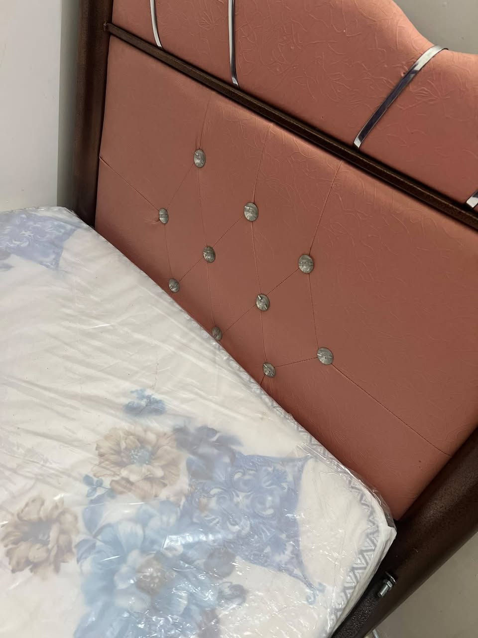 غراض بيت للبيع نظيفات كلش واكو بيهن غير مستخدم للبيع التواصل خاص او على الرقم ***********
سرير نفر مع مندر جديد غير مستعمل 85 الف
الكنتور 80 الف
البنكات الثلاثه ب 50 الف 
جدر الضغط 25 الف
الاوتي البخاري 17الف
الاوتي العادي وال ستاند 25الف
الطباخ 25 الف جديد غير مستخدم
البنكه ام الريموت 15 الف
العنوان البصره التنومه
