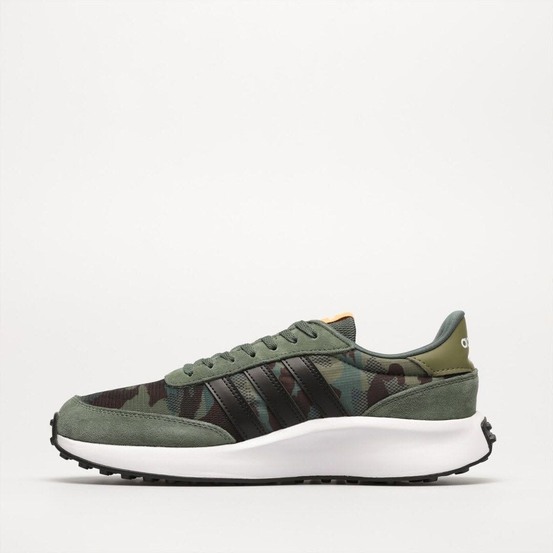 هذا الحذاء هو حذاء رياضي كاجوال (Lifestyle Sneaker) من إنتاج شركة آديداس (Adidas).اسم الموديل المعتمد: Adidas Run 70sكود المنتج (Style Code): GZ9512اسم اللون الرسمي: Green Oxide / Core Black / Screaming Orange (وهو تصميم يتميز بنقشة التمويه العسكري الأخضر "Camo" مع تفاصيل باللون البرتقالي الصارخ والأسود).يتميز هذا الحذاء بتصميمه الكلاسيكي المستوحى من أحذية الجري في فترة السبعينيات مع لمسات عصرية مريحة تناسب الاستخدام اليومي

قياس ٤٦ 
الحاله غير مستخدم
للحجو مراسله الصفحه او عبر الواتساب 
***********
