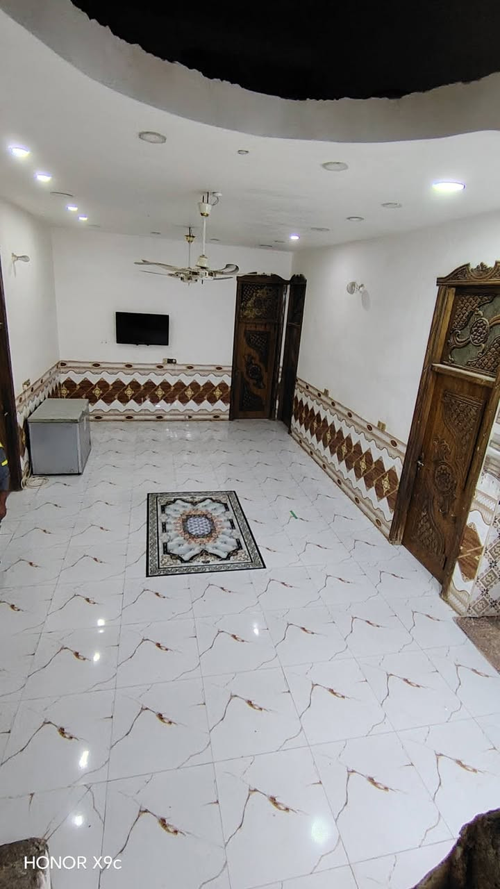 سلام عليكم ورحمة الله وبركاته منزل البيع موقع حي فرات طريق سنيه سياحي قرب سكه قطار لاستفسار *********** سند ٢٥ مساحه ٣٤٠ وحديقه ١٠٠ بنيان حديث مسلح كونكريت البيت جاهز يبعد عن شارع العام ٨٠ متر اربع غرف نوم وصاله ومطبخ حار وبارد صحبات جوه وبره لاستقبال مناور كافه خدمات ماي كهربائي مولد شارع

نص مكتوب في الصور:
- HONOR X9c